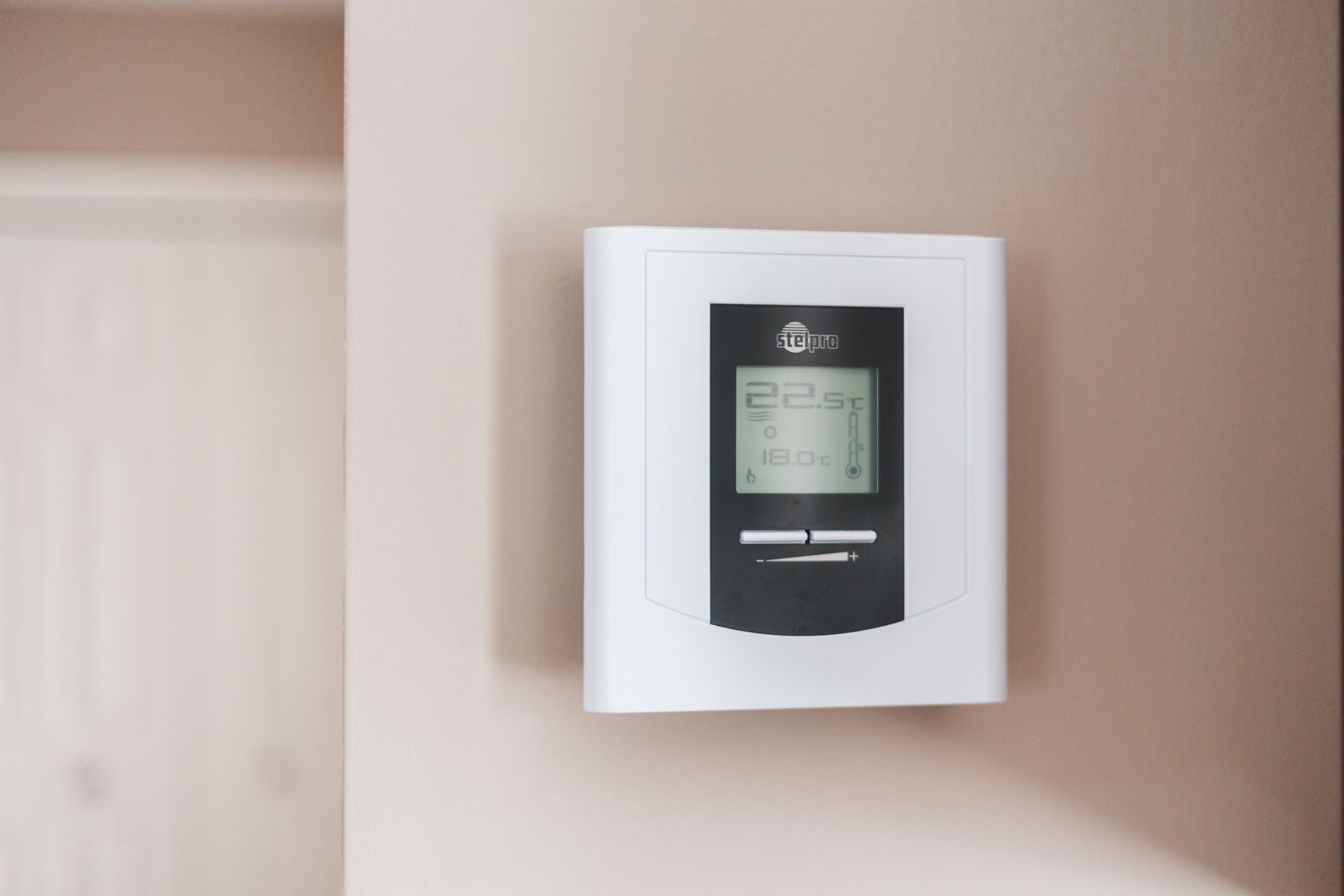 Wall-mounted digital thermostat